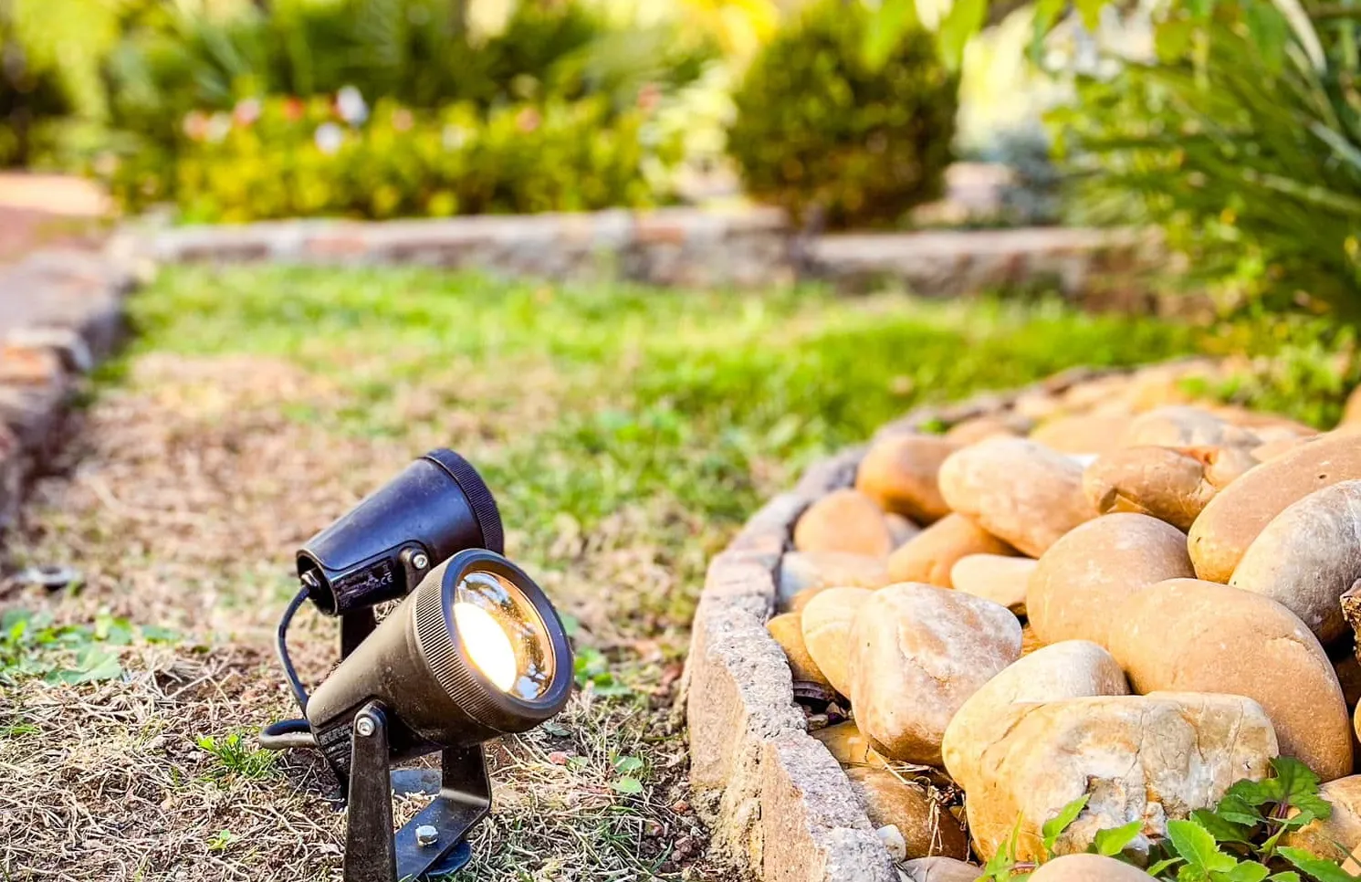 Éclairage extérieur installé dans un jardin par T’Ohm Électricité