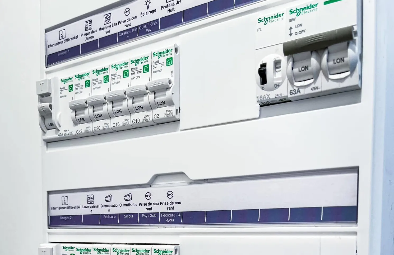 Tableau électrique Schneider Electric organisé, repéré et contrôlé par T’Ohm Électricité